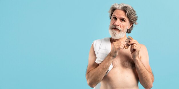 Vooraanzicht van oudste na de kam van de doucheholding