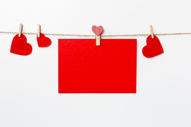 Vooraanzicht van papier en harten op string voor Valentijnsdag