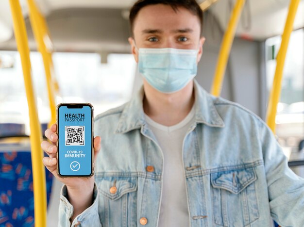 Vooraanzicht van persoon met virtueel gezondheidspaspoort op smartphone