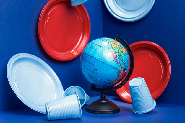 Vooraanzicht van plastic bekers en borden met earth globe