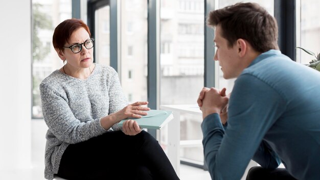 Vooraanzicht van psycholoog en patiënt