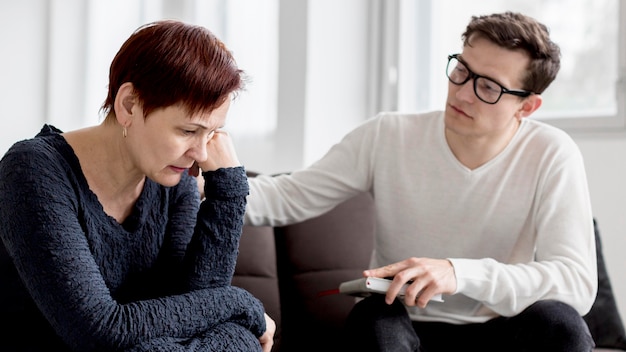 Gratis foto vooraanzicht van psycholoog en patiënt