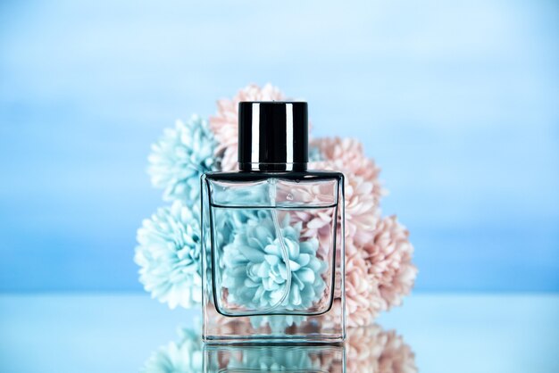 Vooraanzicht van rechthoek parfumfles bloemen op lichtblauw wazig