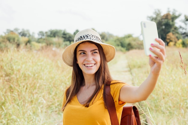 Vooraanzicht van reiziger die een selfie neemt