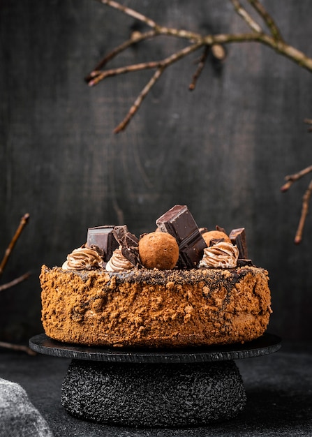 Vooraanzicht van ronde chocoladetaart op standaard