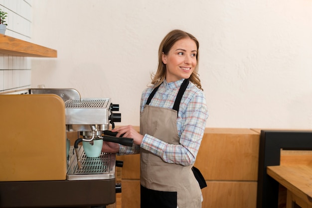 Vooraanzicht van schattig barista meisje