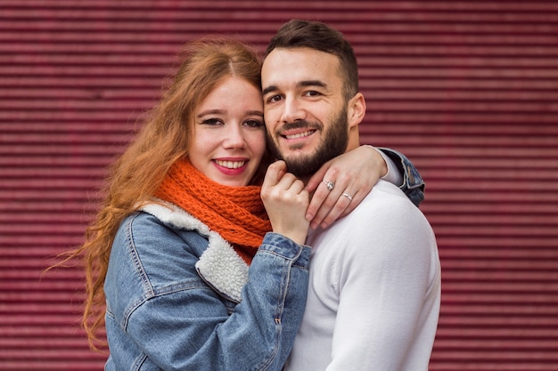 Gratis foto vooraanzicht van schattig gelukkig paar