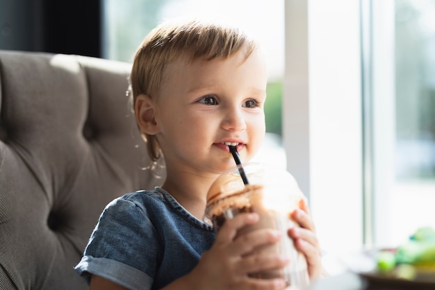 Vooraanzicht van schattig klein meisje