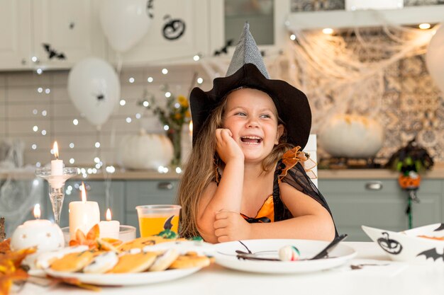 Vooraanzicht van schattig meisje met heksenkostuum