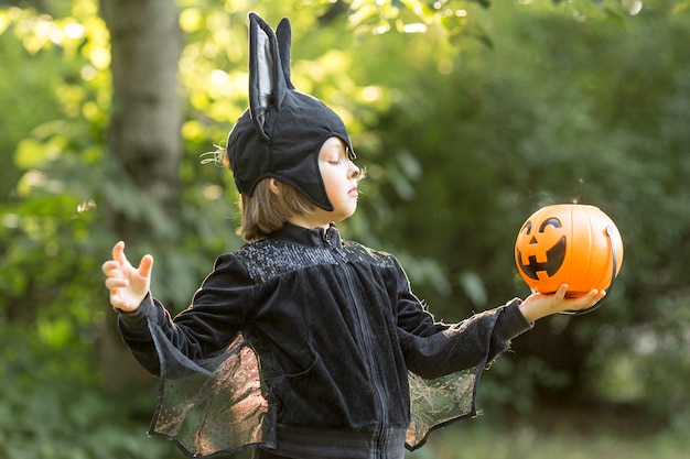 Vooraanzicht van schattig vleermuis halloween-kostuum