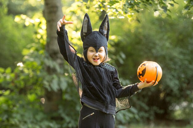 Vooraanzicht van schattig vleermuis halloween-kostuum