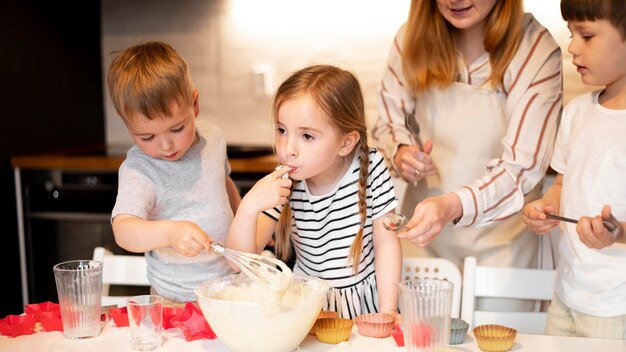 Gratis foto vooraanzicht van schattige familie samen koken