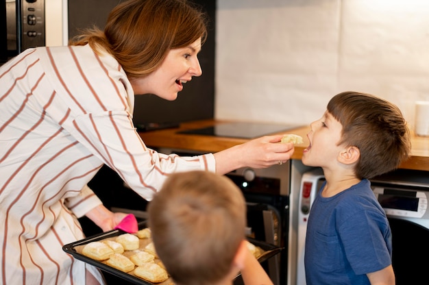 Vooraanzicht van schattige familie samen koken