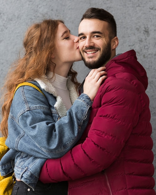 Gratis foto vooraanzicht van schattige gelukkige paar