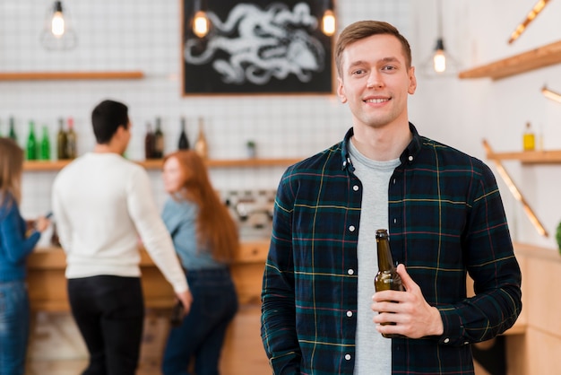 Vooraanzicht van schattige jongen in café