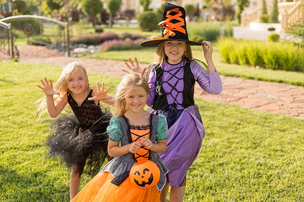 Vooraanzicht van schattige kleine meisjes met halloween-kostuums