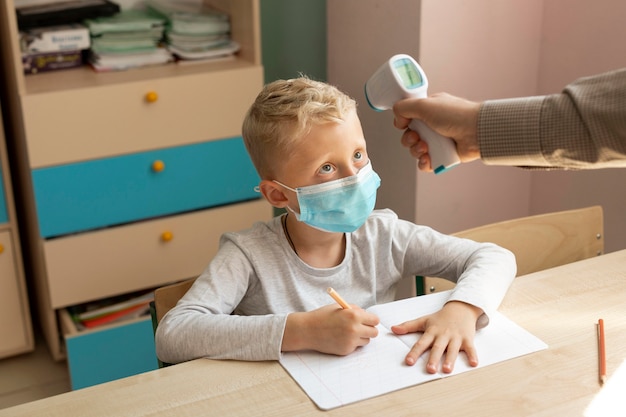 Vooraanzicht van school tijdens covid-concept