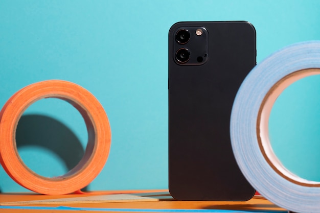 Gratis foto vooraanzicht van smartphone met ducttape