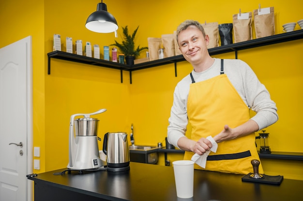 Gratis foto vooraanzicht van smiley barista in winkel