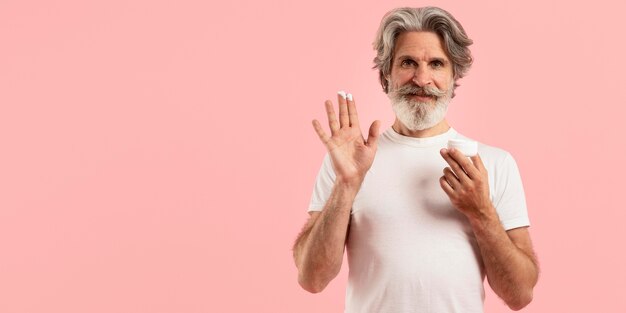 Vooraanzicht van smiley senior man met baard met crème