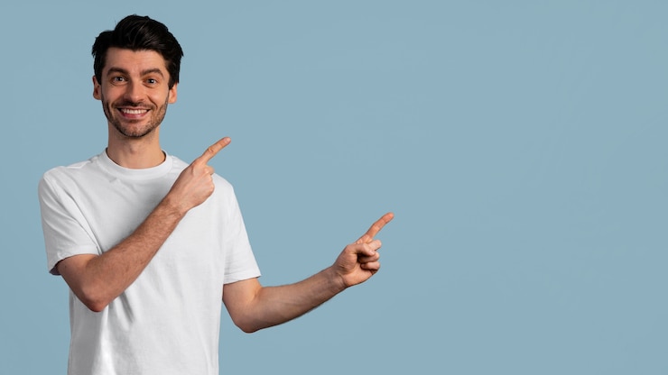 Gratis Foto vooraanzicht van smileymens die naar de kant richt