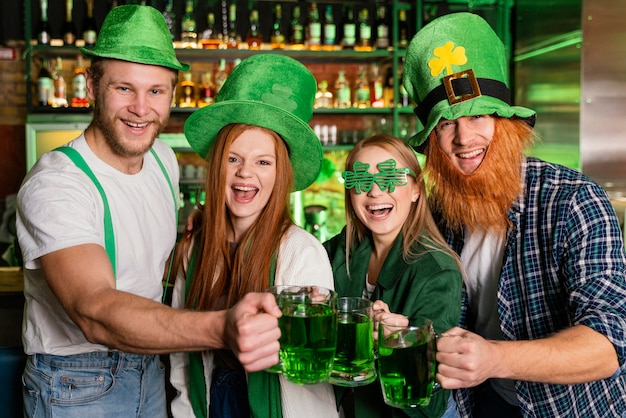 Vooraanzicht van smileymensen die st. Patrick's dag