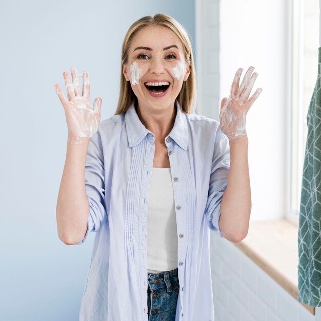 Vooraanzicht van smileyvrouw die haar handen wast