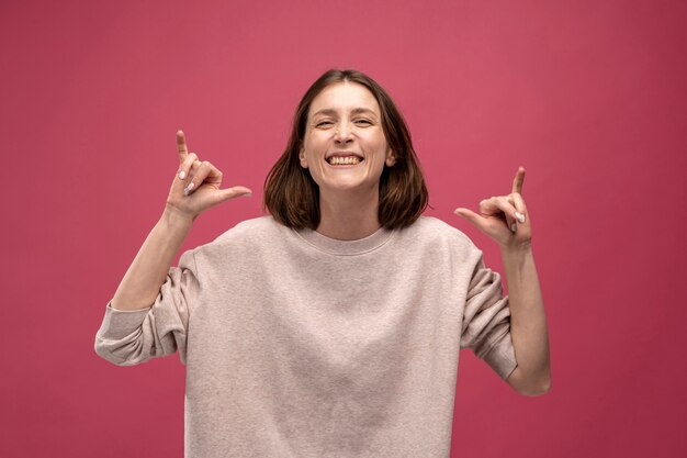 Vooraanzicht van smileyvrouw die pret heeft