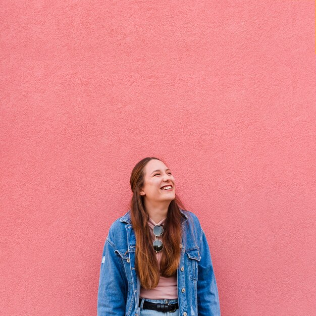 Vooraanzicht van smileyvrouw het stellen met exemplaarruimte