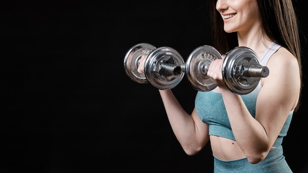 Vooraanzicht van sportieve vrouw met halters