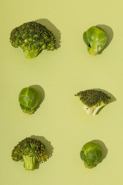 Vooraanzicht van spruitjes en broccoli