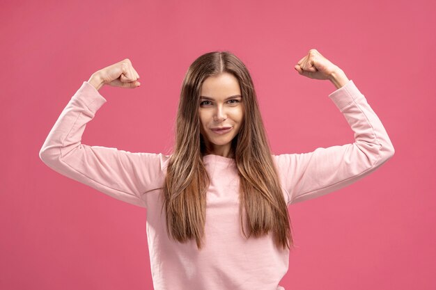 Vooraanzicht van sterke vrouw die haar bicepsen buigt