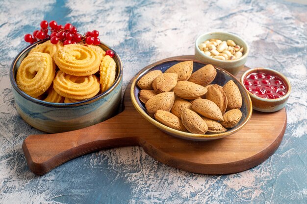 Vooraanzicht van suikerkoekjes met noten en jam op lichte oppervlakte