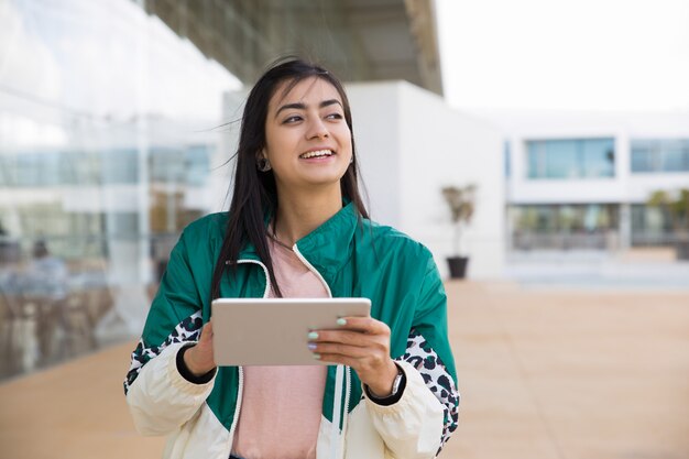 Vooraanzicht van tablet van de vrouwenholding ter beschikking, opzij kijkend