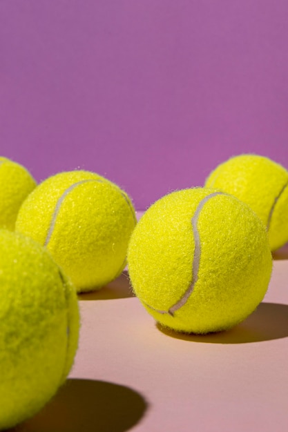 Vooraanzicht van tennisballen met exemplaarruimte