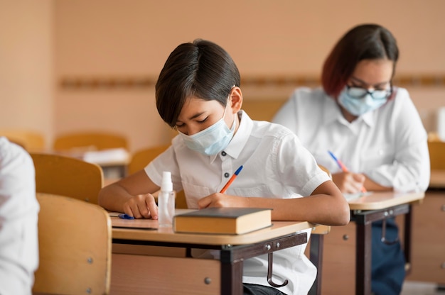 Vooraanzicht van terug naar school covid-concept