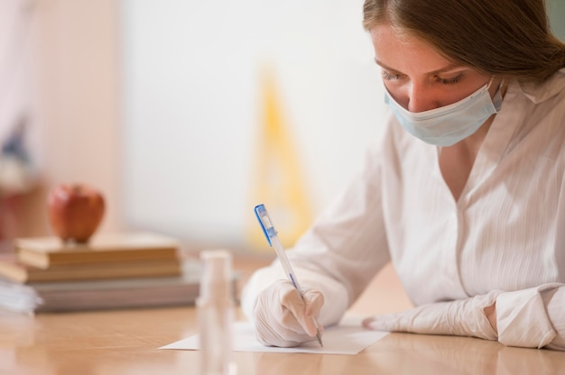 Gratis foto vooraanzicht van terug naar school covid-concept