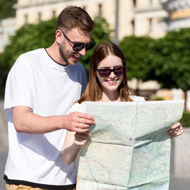 Vooraanzicht van toeristenpaar dat kaart bekijkt