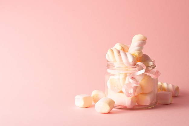 Vooraanzicht van transparante pot met marshmallow en kopie ruimte