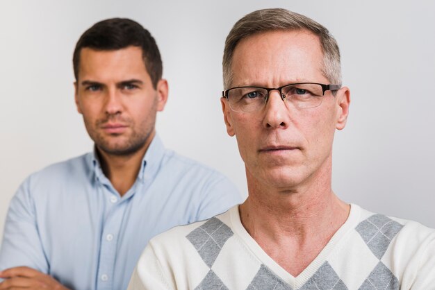 Vooraanzicht van vader en zoon achteraan