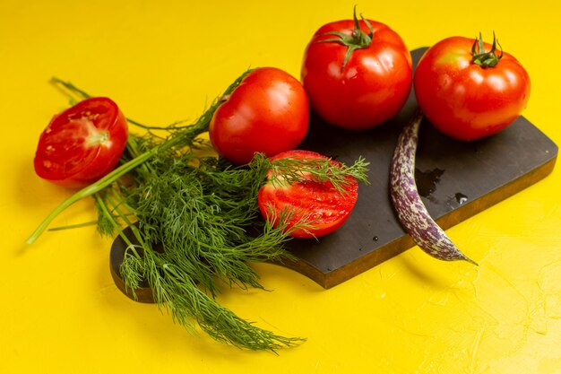 Vooraanzicht van verse rode tomaten, verse en rijpe groenten met greens en bonen