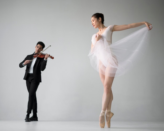 Vooraanzicht van viool muzikant met ballerina