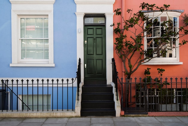 Vooraanzicht van voordeur met blauwe en oranje muur