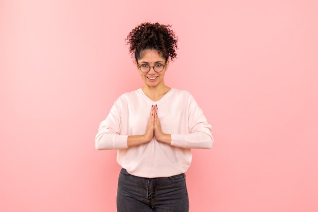 Gratis foto vooraanzicht van vrij wijfje dat op roze glimlacht