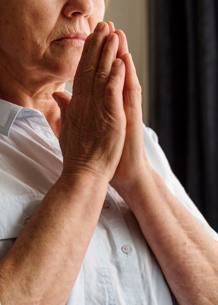 Vooraanzicht van vrouw bidden