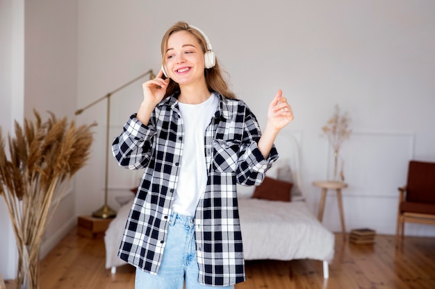 Vooraanzicht van vrouw die aan muziek luistert