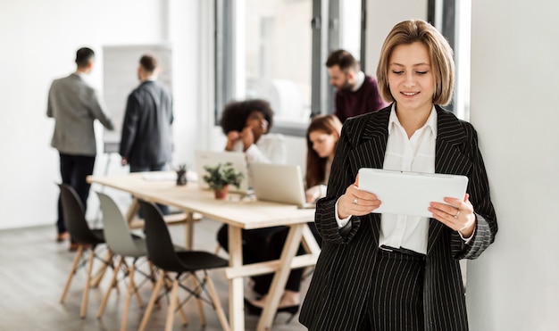 Vooraanzicht van vrouw die een document leest