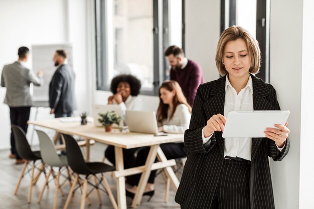 Vooraanzicht van vrouw die een document leest
