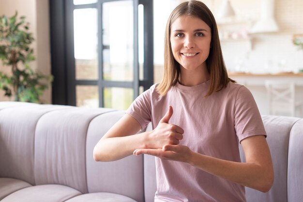 Vooraanzicht van vrouw die gebarentaal gebruiken