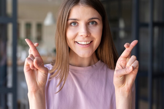 Vooraanzicht van vrouw die gebarentaal gebruiken